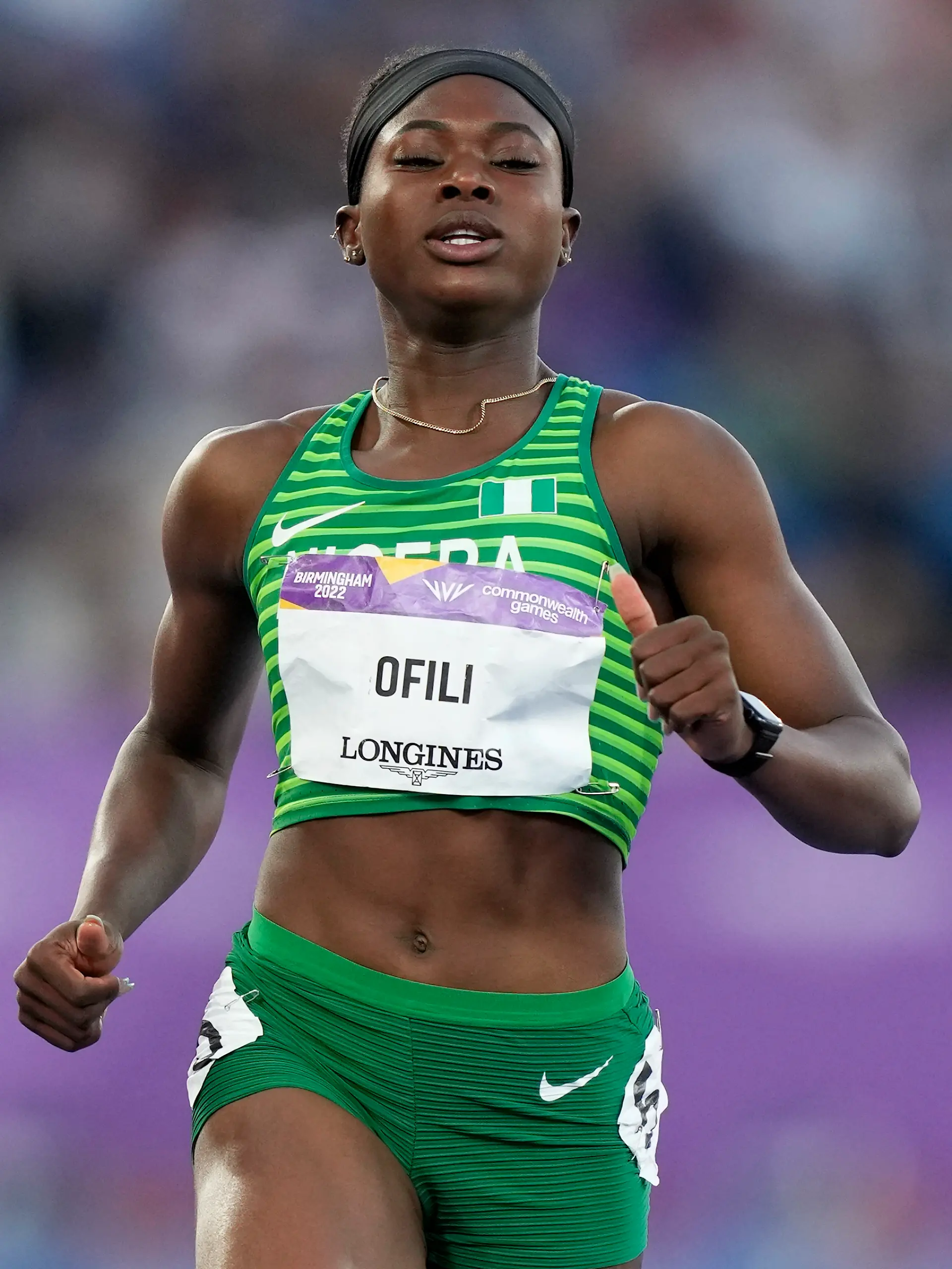 Favour Ofili aus Nigeria gewinnt ihr 200-Meter-Halbfinale der Frauen während des Leichtathletik-Wettbewerbs im Alexander-Stadion bei den Commonwealth Games in Birmingham, England, Freitag, 5. August 2022. (AP Photo/Manish Swarup)
