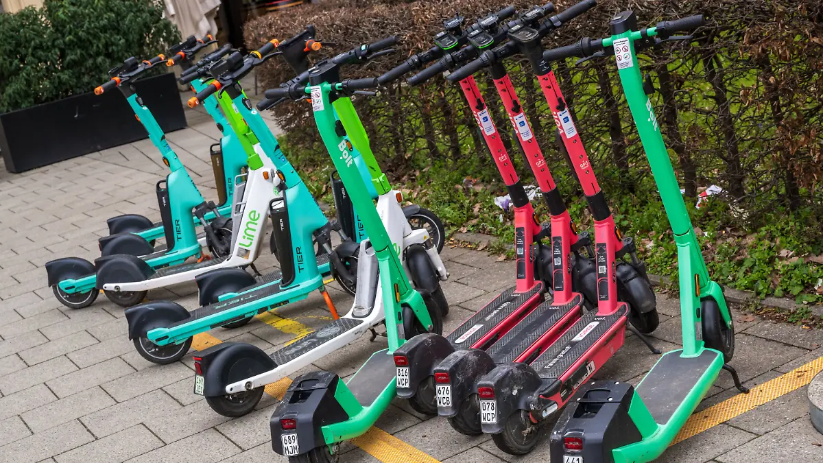 16.03.2023, Bayern, München: E-Scooter von verschiedenen Anbietern stehen in der Innenstadt auf einem markierten Abstellplatz. Foto: Peter Kneffel/dpa +++ dpa-Bildfunk +++