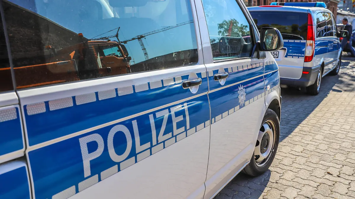  Polizei im Einsatz: Aussagekräftige Symbolbilder - Die Polizei mit Blaulicht im Einsatz Polizeikräfte im Einsatz. Aussagekräftige Symbolfotos der Polizei. Deutschland Deutschland Deutschland Germany *** Police in action Meaningful symbol pictures The police with blue light in action Police forces in action Meaningful symbol pictures of the police Germany Germany Germany Germany Copyright: xEinsatz-Report24x/xFabianxGeierx