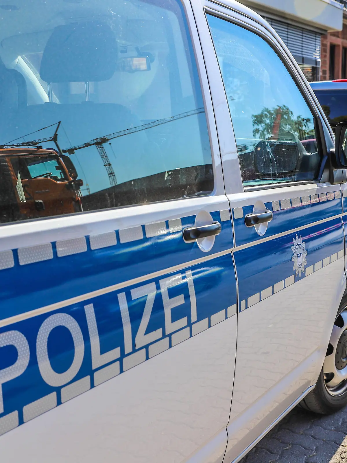  Polizei im Einsatz: Aussagekräftige Symbolbilder - Die Polizei mit Blaulicht im Einsatz Polizeikräfte im Einsatz. Aussagekräftige Symbolfotos der Polizei. Deutschland Deutschland Deutschland Germany *** Police in action Meaningful symbol pictures The police with blue light in action Police forces in action Meaningful symbol pictures of the police Germany Germany Germany Germany Copyright: xEinsatz-Report24x/xFabianxGeierx