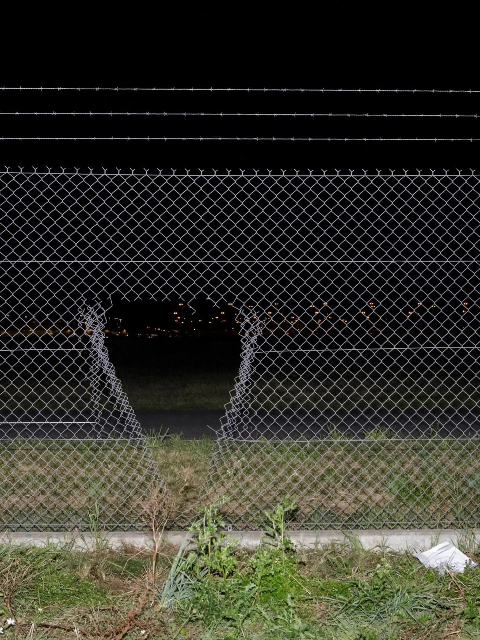 Bild zu: "Klima-Aktivisten legen Flughafen lahm"