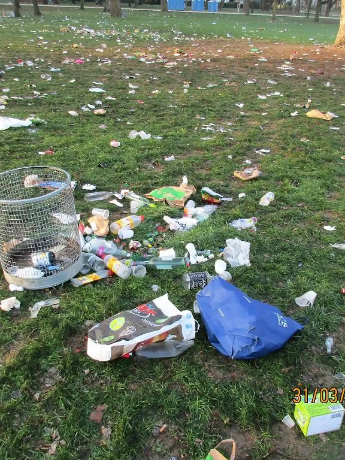 Nach den Abifeiern der Jahre vor der Corona-Pandemie waren die Wiesen im Grüneburgpark übersät mit leeren Flaschen, Getränkebechern und anderem Müll.