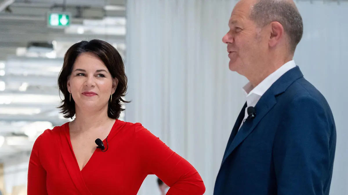 ARCHIV - 16.06.2021, Berlin: Annalena Baerbock (l), damals Kanzlerkandidatin und Bundesvorsitzende von Bündnis 90/Die Grünen, und Olaf Scholz (SPD), SPD-Kanzlerkandidat und Bundesminister der Finanzen, stehen zu Beginn einer Gesprächsrunde des Bundesverbands der Energie- und Wasserwirtschaft zum Thema Energie- und Klimapolitik zusammen. (zu dpa «Baerbock sieht außenpolitische Zusammenarbeit mit Scholz entspannt») Foto: Kay Nietfeld/dpa +++ dpa-Bildfunk +++