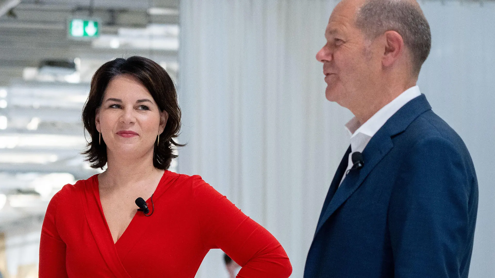 ARCHIV - 16.06.2021, Berlin: Annalena Baerbock (l), damals Kanzlerkandidatin und Bundesvorsitzende von Bündnis 90/Die Grünen, und Olaf Scholz (SPD), SPD-Kanzlerkandidat und Bundesminister der Finanzen, stehen zu Beginn einer Gesprächsrunde des Bundesverbands der Energie- und Wasserwirtschaft zum Thema Energie- und Klimapolitik zusammen. (zu dpa «Baerbock sieht außenpolitische Zusammenarbeit mit Scholz entspannt») Foto: Kay Nietfeld/dpa +++ dpa-Bildfunk +++