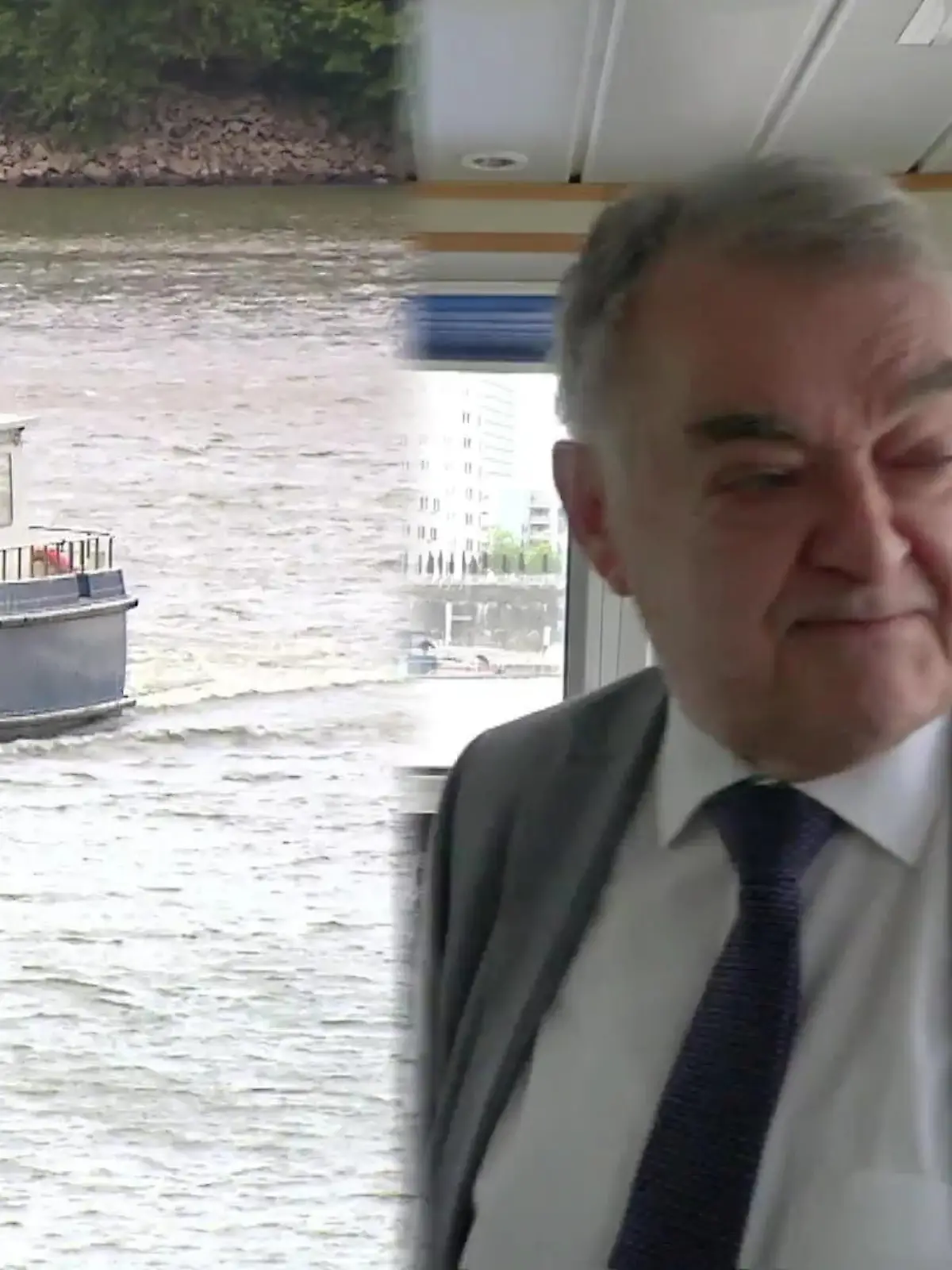 Bild zu: "Bootsfahrt mit Innenminister Reul"