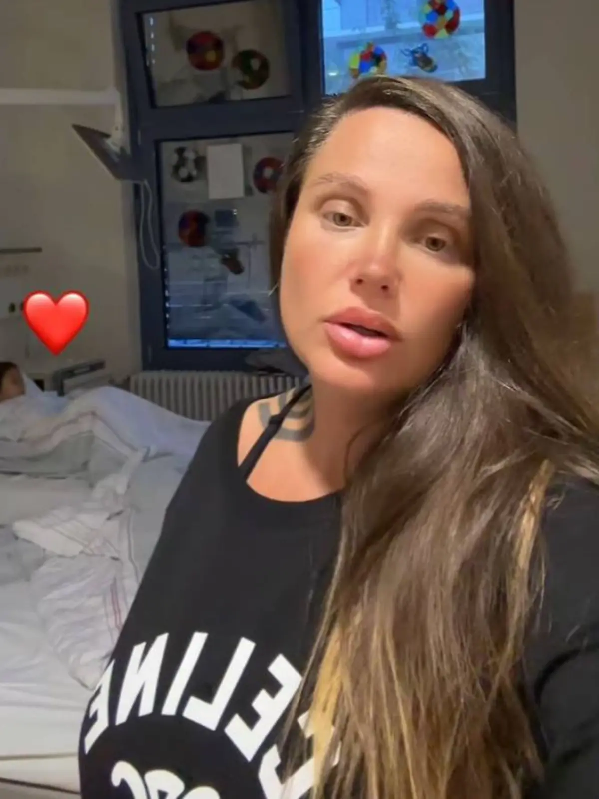 Schwesta Ewa mit ihrer Tochter Aaliyah im Krankenhaus.