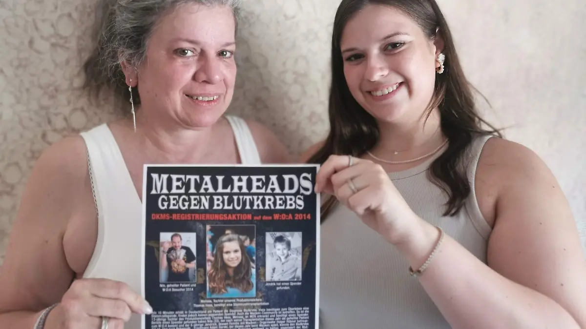 Melissa und ihre Mutter Heidrun mit dem damaligen Flugblatt für den DKMS-Spendenaufruf auf dem Wacken-Festival.