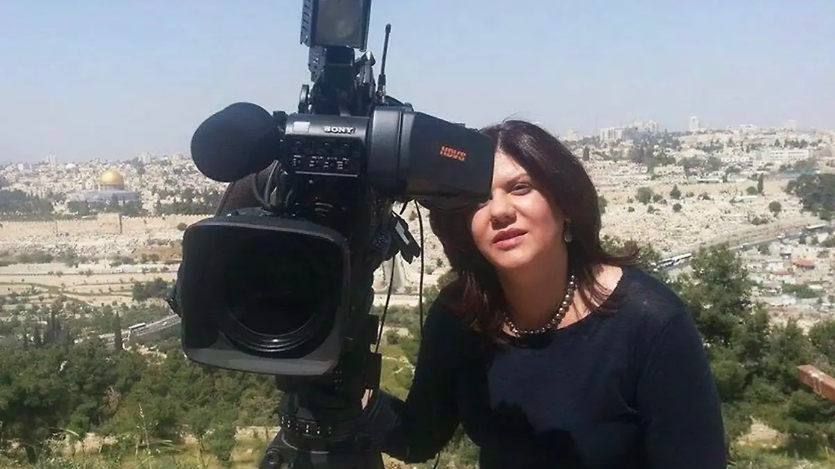 11.05.2022, Israel, Jerusalem: HANDOUT - Dieses undatierte vom TV-Sender Al-Dschasira zur Verfügung gestellte Foto zeigt Schirin Abu Akle, Journalistin des Senders Al-Dschasira. Abu Akle, die bekannte palästinensische Reporterin des arabischsprachigen Senders, wurde am frühen Mittwoch, den 11. Mai 2022, bei der Berichterstattung über eine israelische Razzia in der besetzten Stadt Dschenin im Westjordanland erschossen, wie das palästinensische Gesundheitsministerium mitteilte. Foto: Uncredited/Al Jazeera/dpa +++ dpa-Bildfunk +++