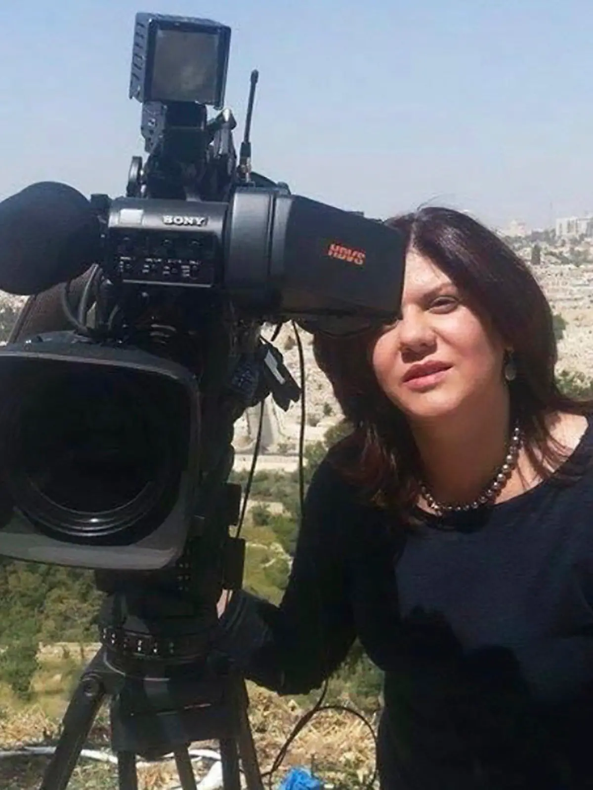 11.05.2022, Israel, Jerusalem: HANDOUT - Dieses undatierte vom TV-Sender Al-Dschasira zur Verfügung gestellte Foto zeigt Schirin Abu Akle, Journalistin des Senders Al-Dschasira. Abu Akle, die bekannte palästinensische Reporterin des arabischsprachigen Senders, wurde am frühen Mittwoch, den 11. Mai 2022, bei der Berichterstattung über eine israelische Razzia in der besetzten Stadt Dschenin im Westjordanland erschossen, wie das palästinensische Gesundheitsministerium mitteilte. Foto: Uncredited/Al Jazeera/dpa +++ dpa-Bildfunk +++