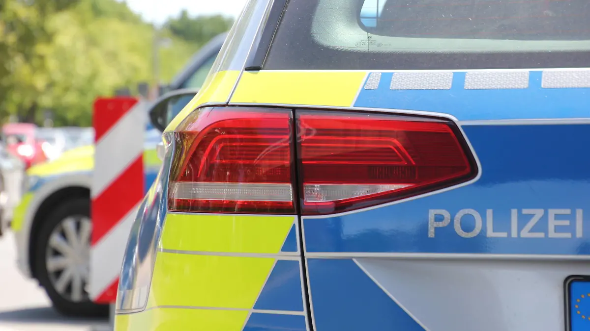Symbolbilder / Themenbilder: Polizei, Rettungsdienst, Feuerwehr Polizei, Blaulicht, Einsatz,Niedersachsen, Hannover, Notfall, 110, Notruf, Einsatzstelle, Hilfe, Streife, 112, Blaulicht, Einsatzfahrt, Deutschland, Unfall, Überfall, Streifenwagen, Funkstreifenwagen, Peterwagen, Nahaufnahme, Polizeiinspektion, Kiriminalpolizei, Kriminaldauerdienst, Fahrzeug, Personenschaden, Verkehrsunfall, Autobahn, Innenstadt, Gesellschaft,, Festnahme, Demonstration, Demo, Kundgebung Schlägerei, Polizei, Verkehrsunfall, Autobahn, Autobahnpolizei Deutschland *** Symbolic images Thematic images police, rescue service, fire brigade police, blue light, deployment, Lower Saxony, Hanover, emergency, 110, emergency call, emergency site, help, patrol, 112, blu Copyright: xMartinxDziadekx