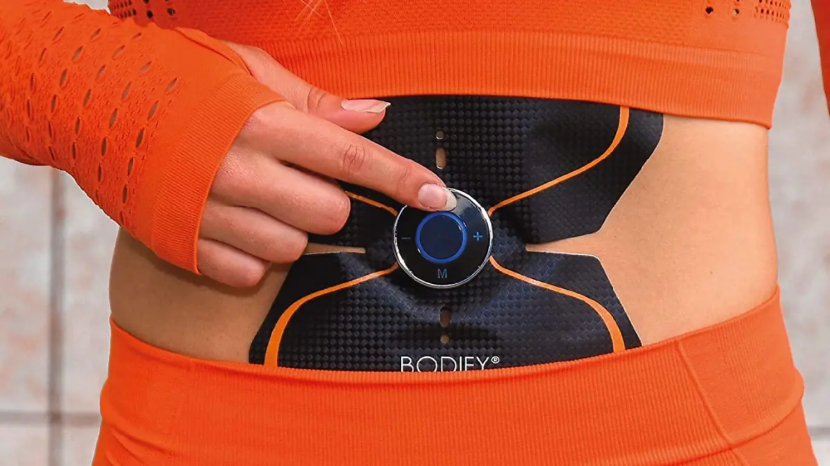 Frau tippt auf Bauchweggürtel.