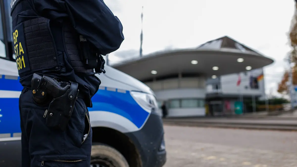 Bei den vorübergehend verschärften Kontrollen an den Grenzen zu Baden-Württemberg während der Fußball-Europameisterschaft sind Hunderte unerlaubte Einreisen unterbunden, etliche Schleuser vorläufig festgenommen und mehr als 100 offene Haftbefehle vollstreckt worden. (Archivfoto)