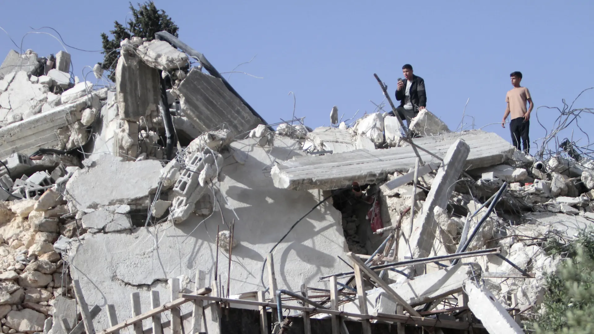  May 9, 2022, Nablus, West bank, Palestine: Palestinians inspect the remains of a house demolished by the Israeli army. The Israeli occupation army demolished two Palestinian homes under the pretext of non-licensing in the village of Beit Dajan, east of the city of Nablus in the occupied West Bank. Nablus Palestine - ZUMAi200 20220509_zip_i200_004 Copyright: xNasserxIshtayehx