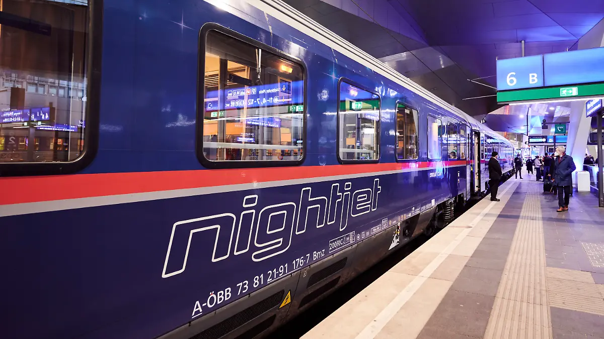 This image released by ÖBB shows a Nightjet sleeper train at a station in Vienna, Austria. A growing number of climate-conscious Europeans are giving up flying in favor of long-haul trains. (Marek Knopp/ÖBB via AP)