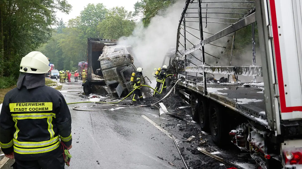 In den ausgebrannten Lkw sind zwei Fahrer gestorben.