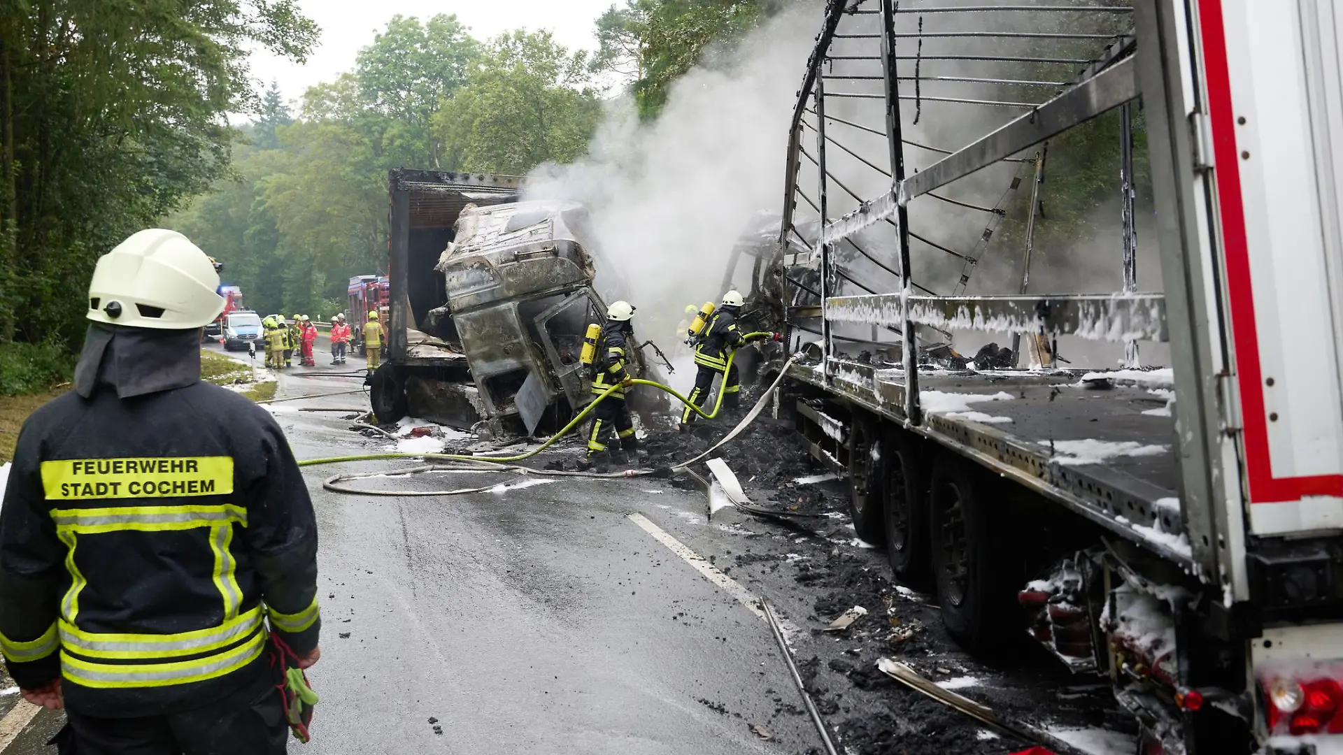 In den ausgebrannten Lkw sind zwei Fahrer gestorben.