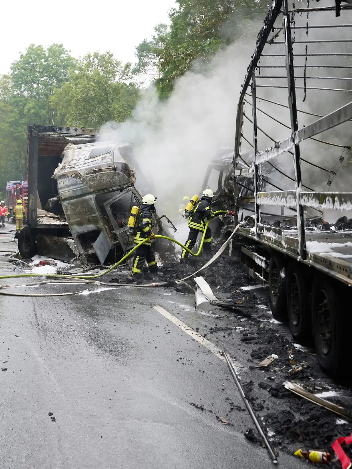 In den ausgebrannten Lkw sind zwei Fahrer gestorben.