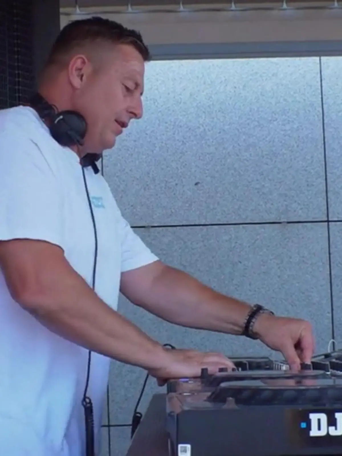 Ein DJ legt auf.