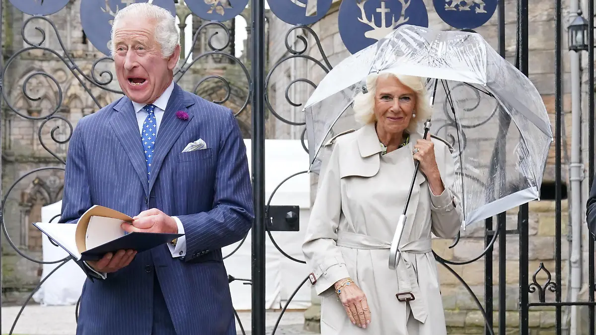 . 04/07/2023. Edinburgh, United Kingdom. King Charles III and Queen Camilla are presented with a leather-bound book detailing the history of Holyroodhouse as they visit the new Jubilee Gates, installed at the entrance to Abbey Yard to mark the Platinum Jubilee of Queen Elizabeth II, at the Palace of Holyroodhouse, Edinburgh. PUBLICATIONxINxGERxSUIxAUTxHUNxONLY xPoolx/xi-Imagesx IIM-24542-0014