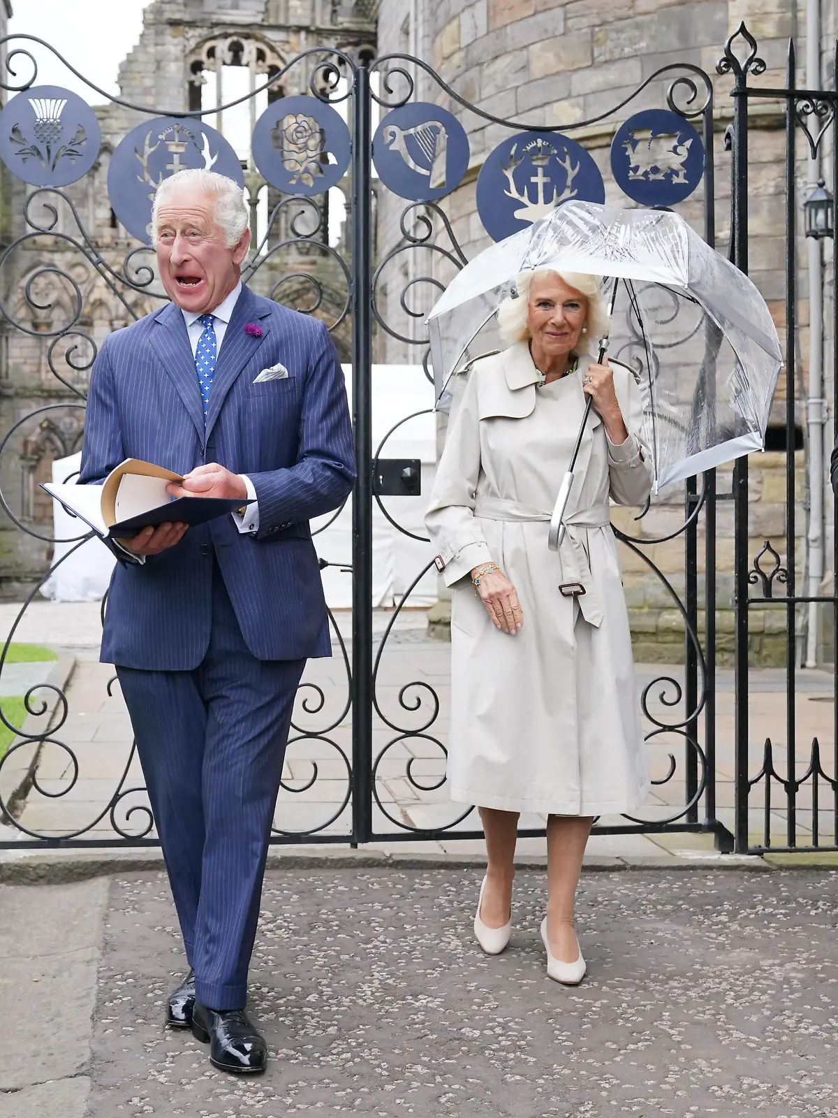 . 04/07/2023. Edinburgh, United Kingdom. King Charles III and Queen Camilla are presented with a leather-bound book detailing the history of Holyroodhouse as they visit the new Jubilee Gates, installed at the entrance to Abbey Yard to mark the Platinum Jubilee of Queen Elizabeth II, at the Palace of Holyroodhouse, Edinburgh. PUBLICATIONxINxGERxSUIxAUTxHUNxONLY xPoolx/xi-Imagesx IIM-24542-0014