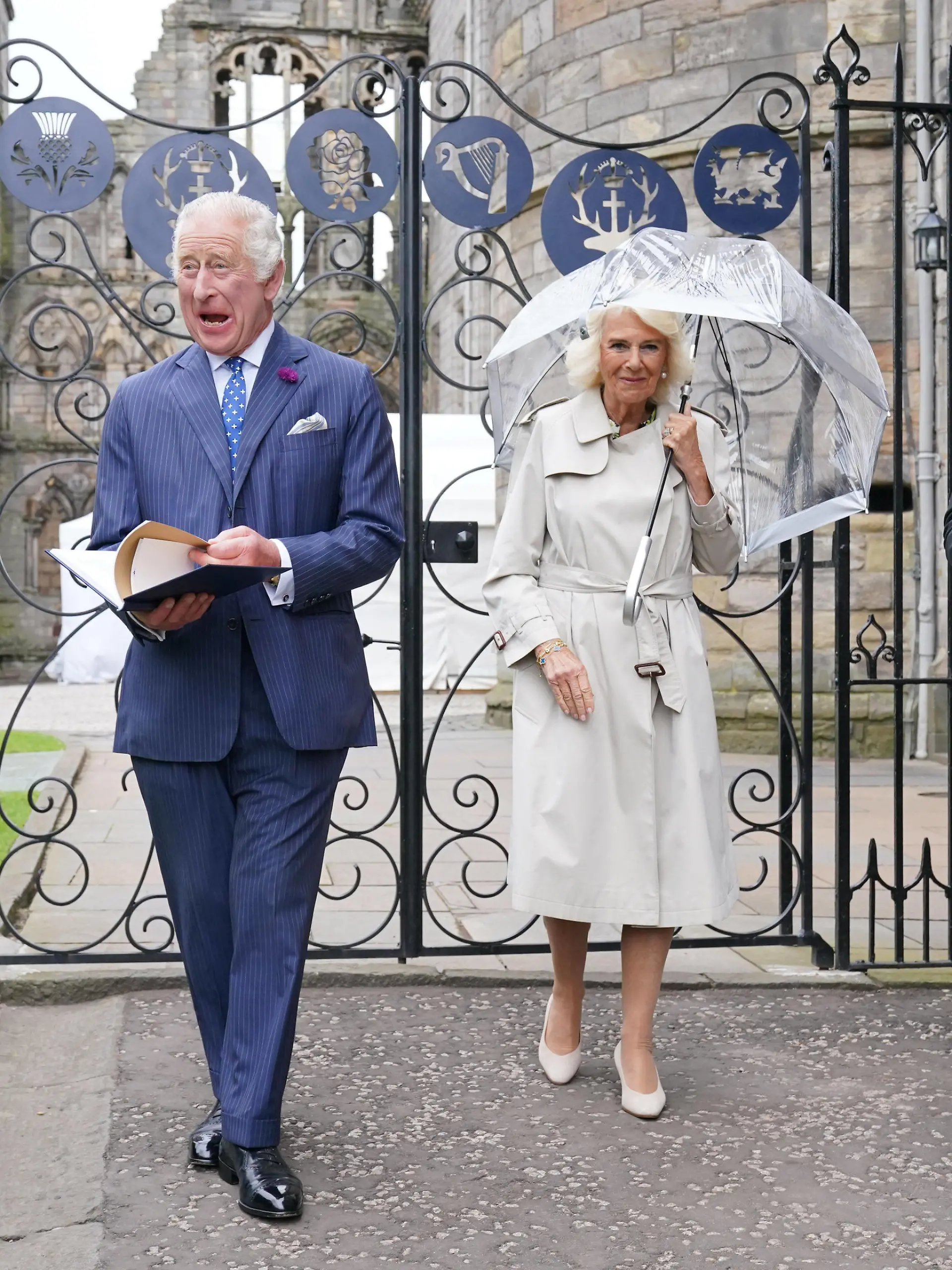 . 04/07/2023. Edinburgh, United Kingdom. King Charles III and Queen Camilla are presented with a leather-bound book detailing the history of Holyroodhouse as they visit the new Jubilee Gates, installed at the entrance to Abbey Yard to mark the Platinum Jubilee of Queen Elizabeth II, at the Palace of Holyroodhouse, Edinburgh. PUBLICATIONxINxGERxSUIxAUTxHUNxONLY xPoolx/xi-Imagesx IIM-24542-0014
