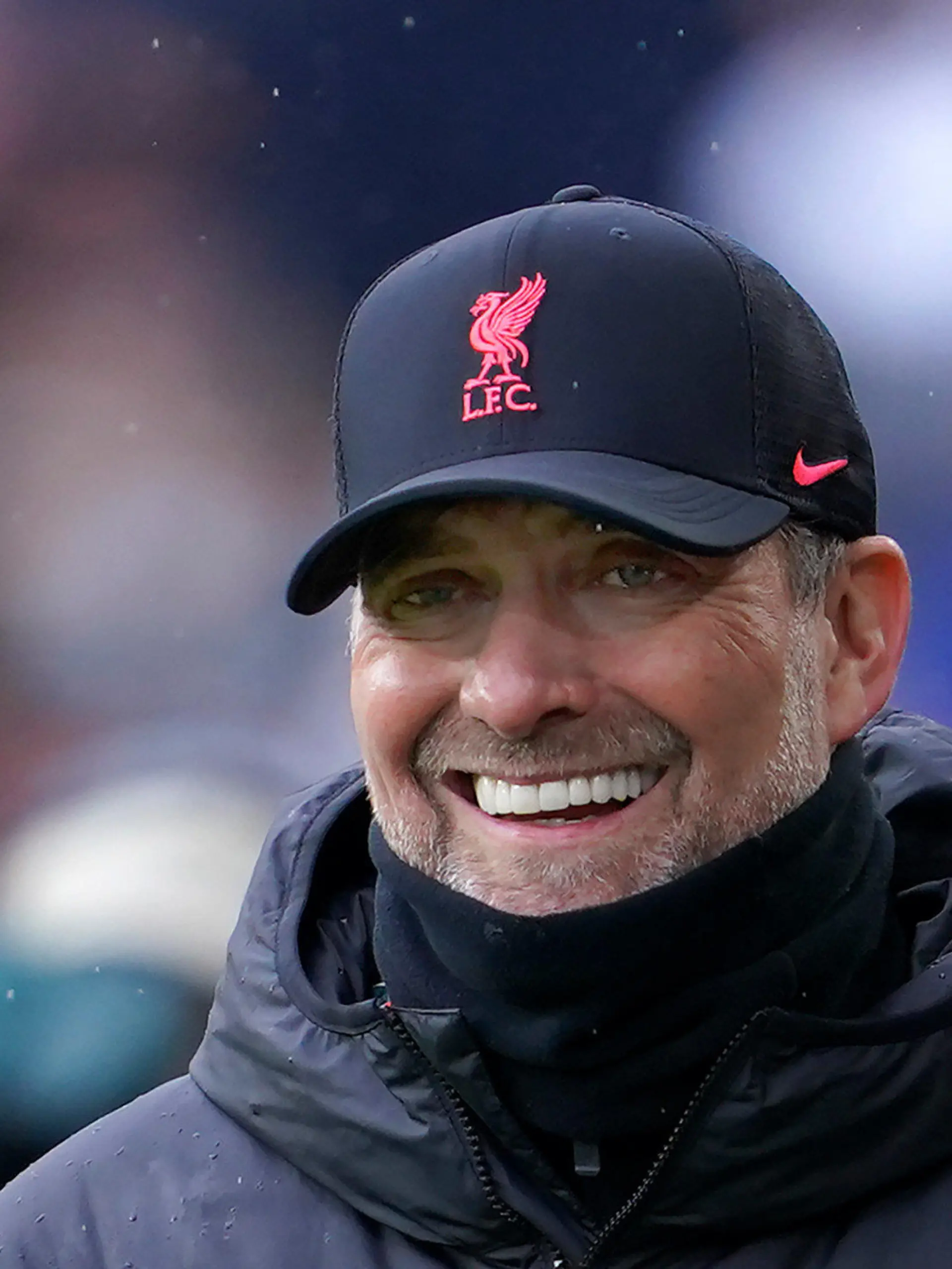 ARCHIV - 13.02.2022, Großbritannien, Burnley: Fußball: Premier League, England, FC Burnley - FC Liverpool, 25. Spieltag im Turf Moor: Jürgen Klopp, Trainer vom FC Liverpool, lächelt vor dem Spiel. Klopp von Champions-League-Finalist FC Liverpool hat amüsiert auf verbale Seitenhiebe von Pep Guardiola reagiert. (zu dpa "Klopp lacht über Guardiola-Spitzen: «Nicht das Gefühl, was ich habe»") Foto: Jon Super/AP/dpa +++ dpa-Bildfunk +++