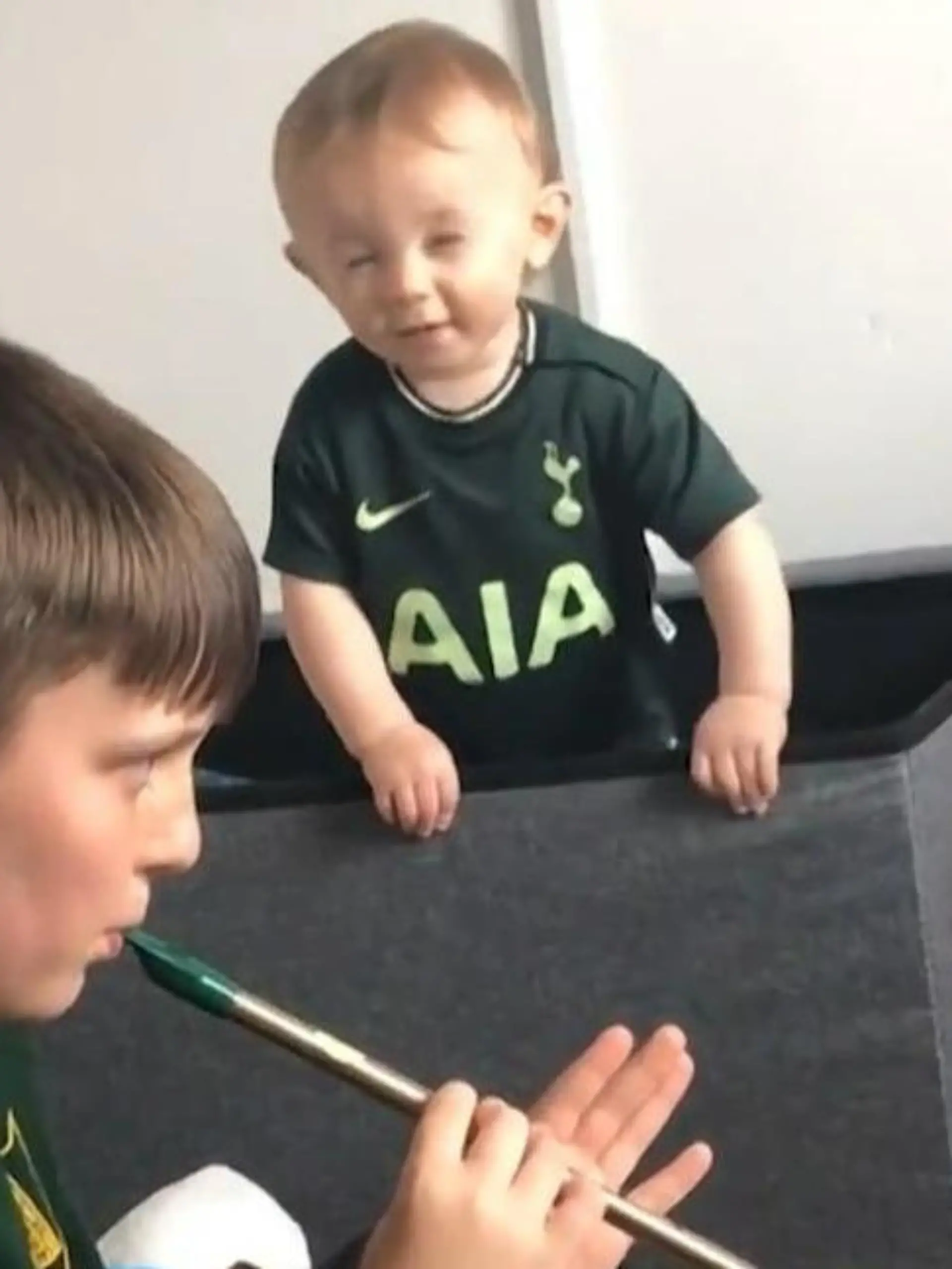Dieser kleine Mann findet das Flöten-Training seines großen Bruders gar nicht spaßig! Immer wieder verzeiht der kleine Kai das Gesicht.