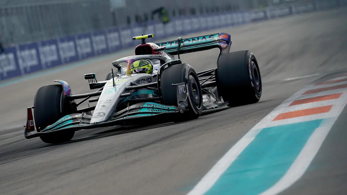 08.05.2022, USA, Miami: Motorsport: Formel-1-Weltmeisterschaft, Grand Prix von Miami, Rennen: Lewis Hamilton aus Großbritannien vom Team Mercedes ist auf der Strecke in Miami unterwegs. Foto: Hasan Bratic/dpa +++ dpa-Bildfunk +++