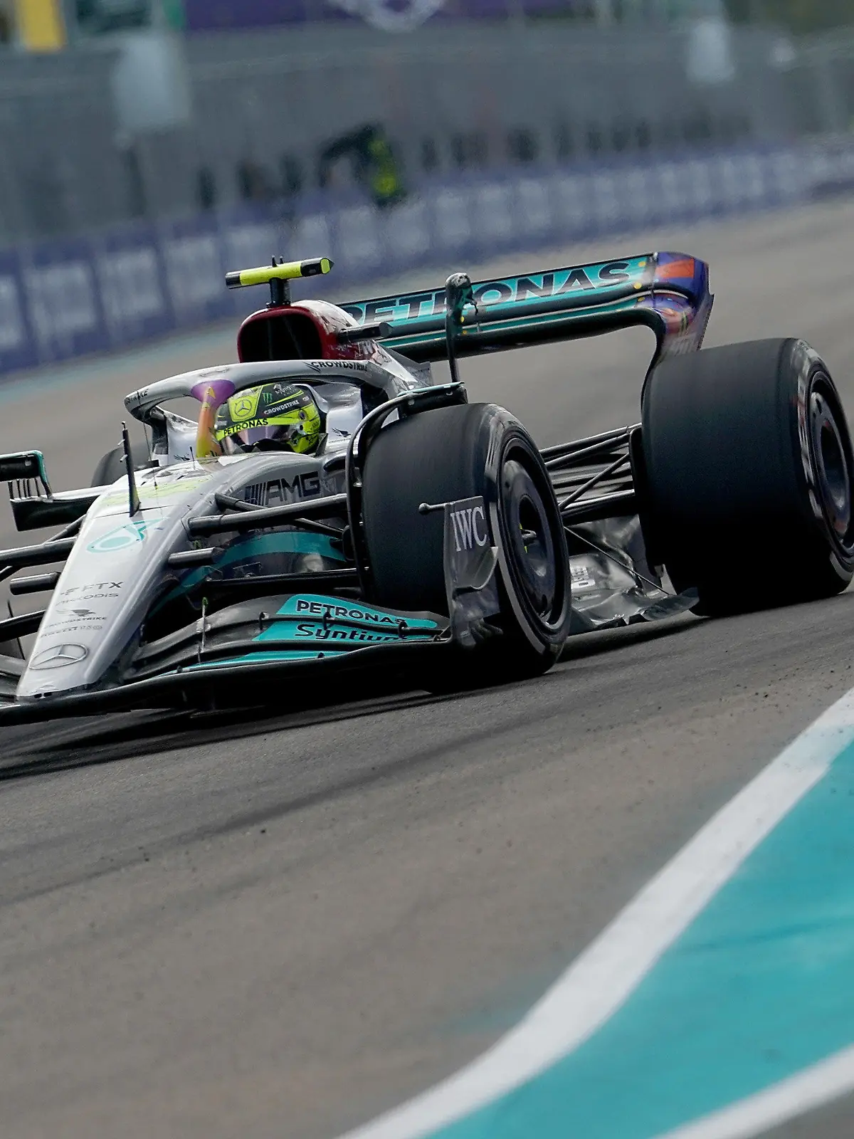 08.05.2022, USA, Miami: Motorsport: Formel-1-Weltmeisterschaft, Grand Prix von Miami, Rennen: Lewis Hamilton aus Großbritannien vom Team Mercedes ist auf der Strecke in Miami unterwegs. Foto: Hasan Bratic/dpa +++ dpa-Bildfunk +++
