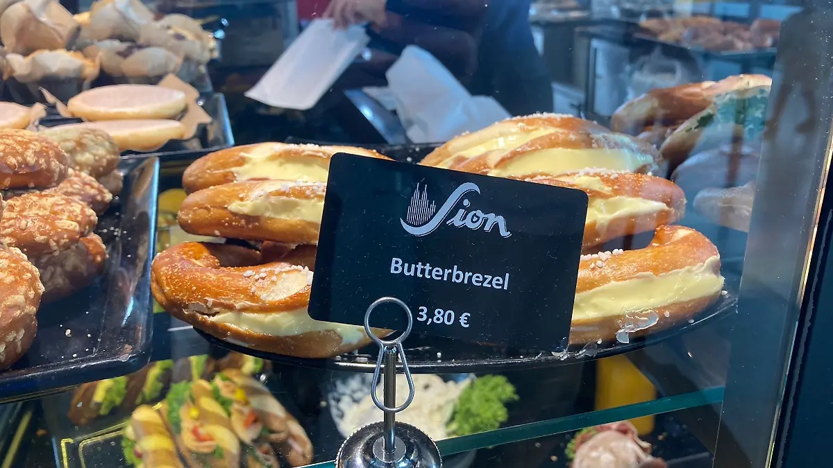 Eine Butterbrezel liegt in der Auslage eines Gastro-Betriebs am Flughafen Köln/ Bonn