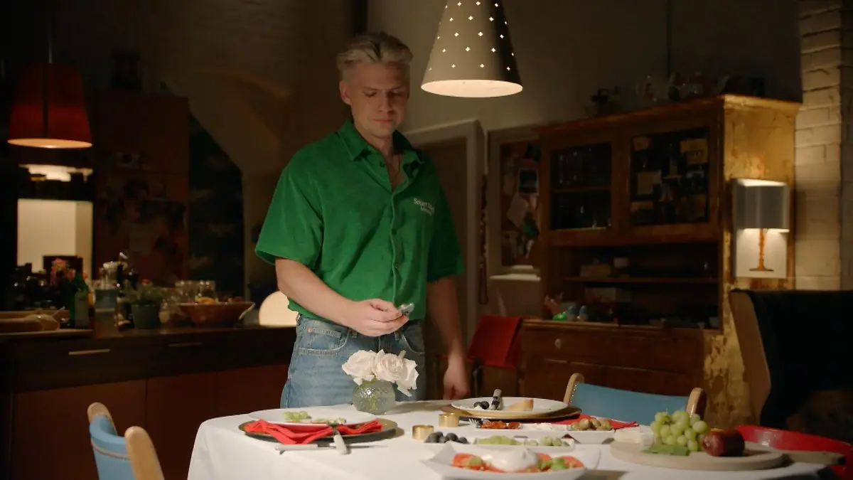 Moritz kann nicht verbergen, wie sehr es ihn verletzt, dass Luis fremd geknutscht hat. 