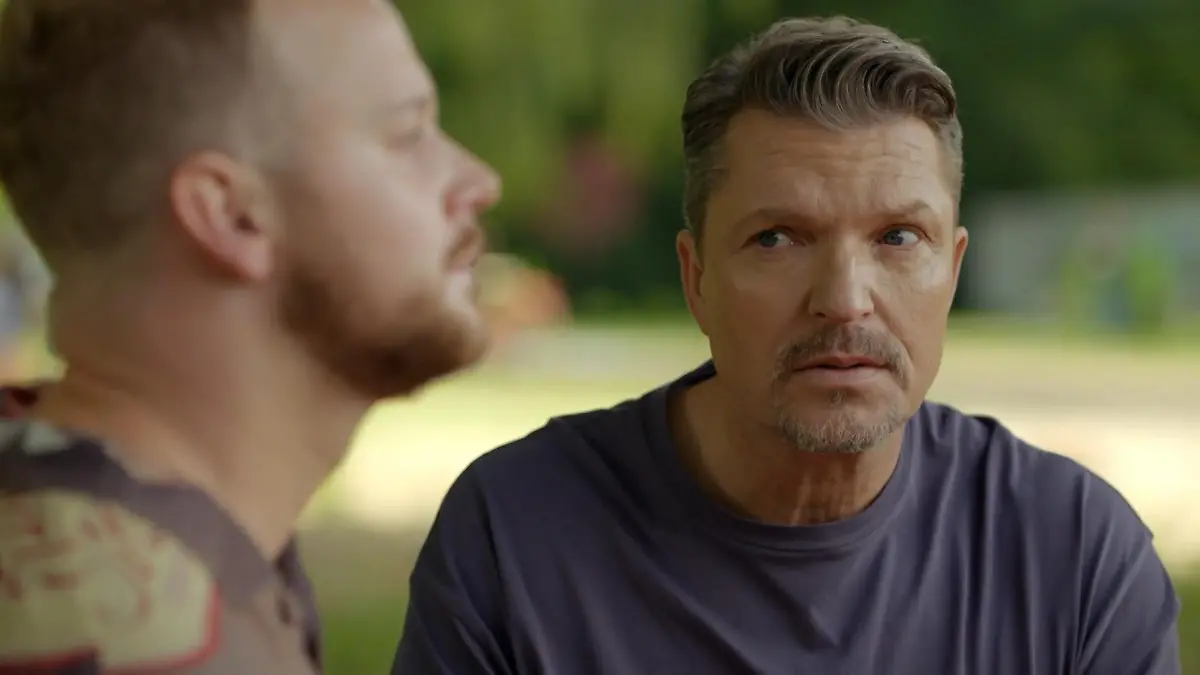 Ein Gespräch von Vater und Sohn endet ziemlich emotional. 