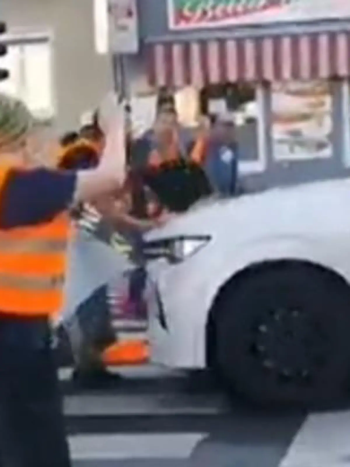 Diesen Autofahrer kann nichts stoppen! In Linz blockieren die beiden Klimaprotestgruppen „Extinction Rebellion“ und „Letzte Generation“ gemeinsam die Straßen. Dabei halten sie auch einen ungeduldigen Autofahrer auf – der kurzerhand aufs Gas drückt. Wie die Situation ausgeht, zeigen wir im Video!
