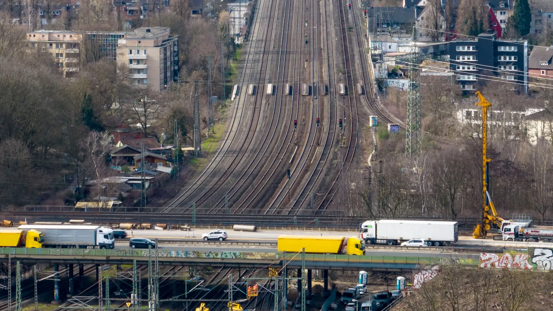 Wegen Bauarbeiten an der Autobahnbrücke im Kreuz Kaiserberg kann auf den Schienen darunter kein Zug fahren - mit erheblichen Folgen im Nah- und Fernverkehr. (Archivbild)