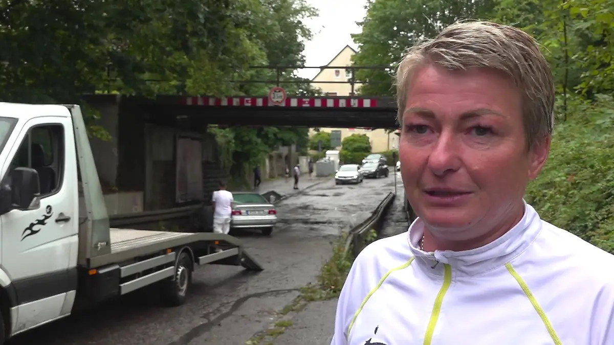 Frau Schmidt rettet einen Mann vor dem Ertrinken.