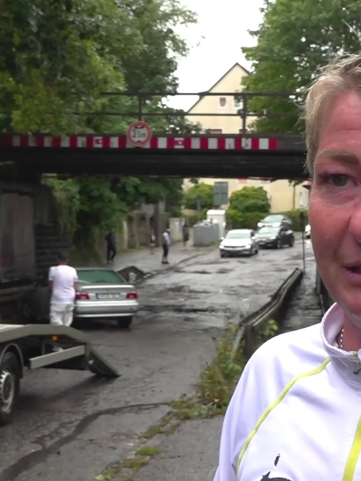 Frau Schmidt rettet einen Mann vor dem Ertrinken.