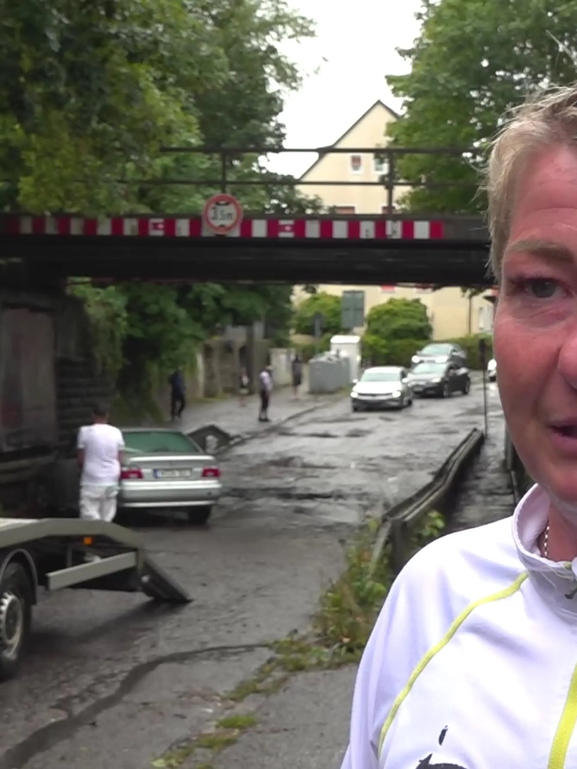 Frau Schmidt rettet einen Mann vor dem Ertrinken.