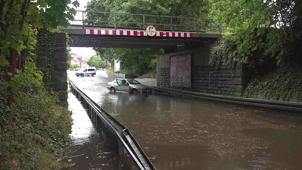 Das Auto bleibt plötzlich in den Wassermassen stecken.
