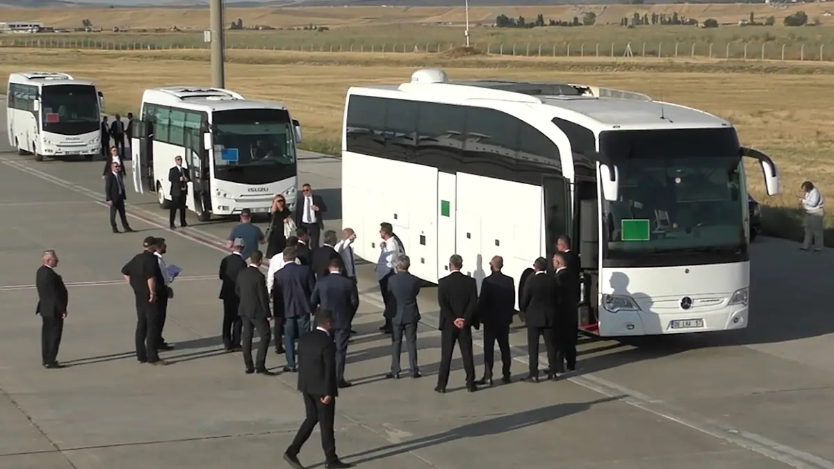 DIESES FOTO WIRD VON DER RUSSISCHEN STAATSAGENTUR TASS ZUR VERFÜGUNG GESTELLT. [TURKEY, ANKARA - AUGUST 1, 2024: A prisoner exchange between Russia and the West takes place at Ankara Esenboga Airport. 26 prisoners kept in prisons of the United States, Germany, Poland, Slovenia, Norway, Russia and Belarus, are released. Video grab. Best quality available. Russian Federal Security Service/TASS]