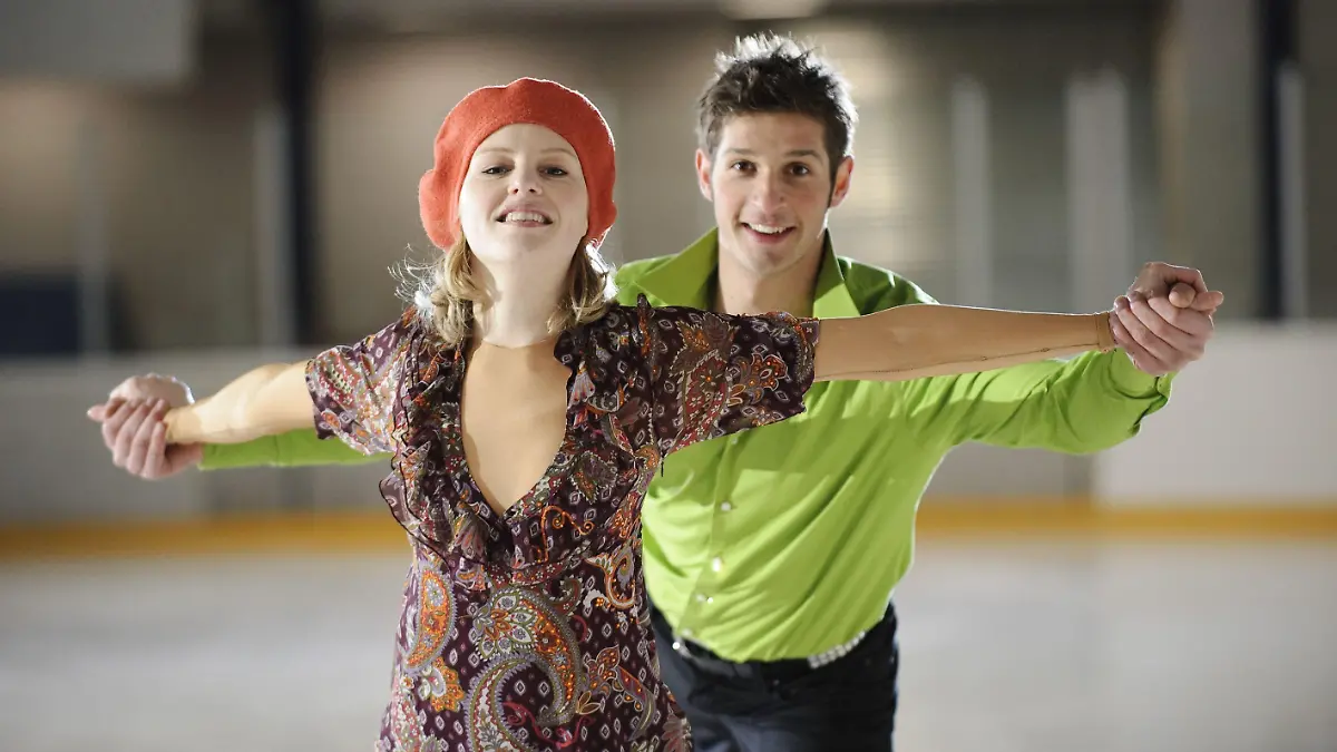 Stella (Nadine Rennack) und Deniz (Igor Dolgatschew) laufen ihre Kür beim Nachwuchscup im Paarlauf. Werden sie ihre erste Bewährungsprobe auf dem Eis bestehen?