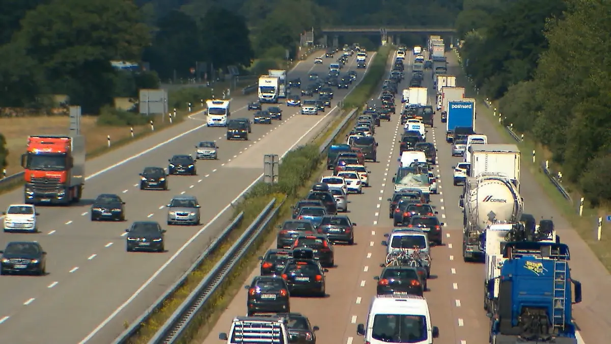 Der ADAC rechnet für das Wochenende (02. - 04. August) mit viel Stau auf den Autobahnen im Norden. (Symbolbild)