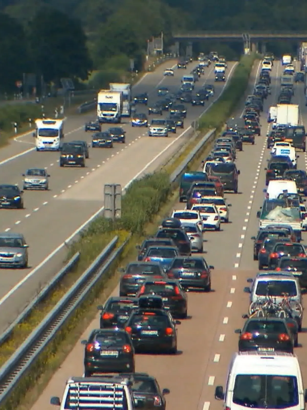 Der ADAC rechnet für das Wochenende (02. - 04. August) mit viel Stau auf den Autobahnen im Norden. (Symbolbild)