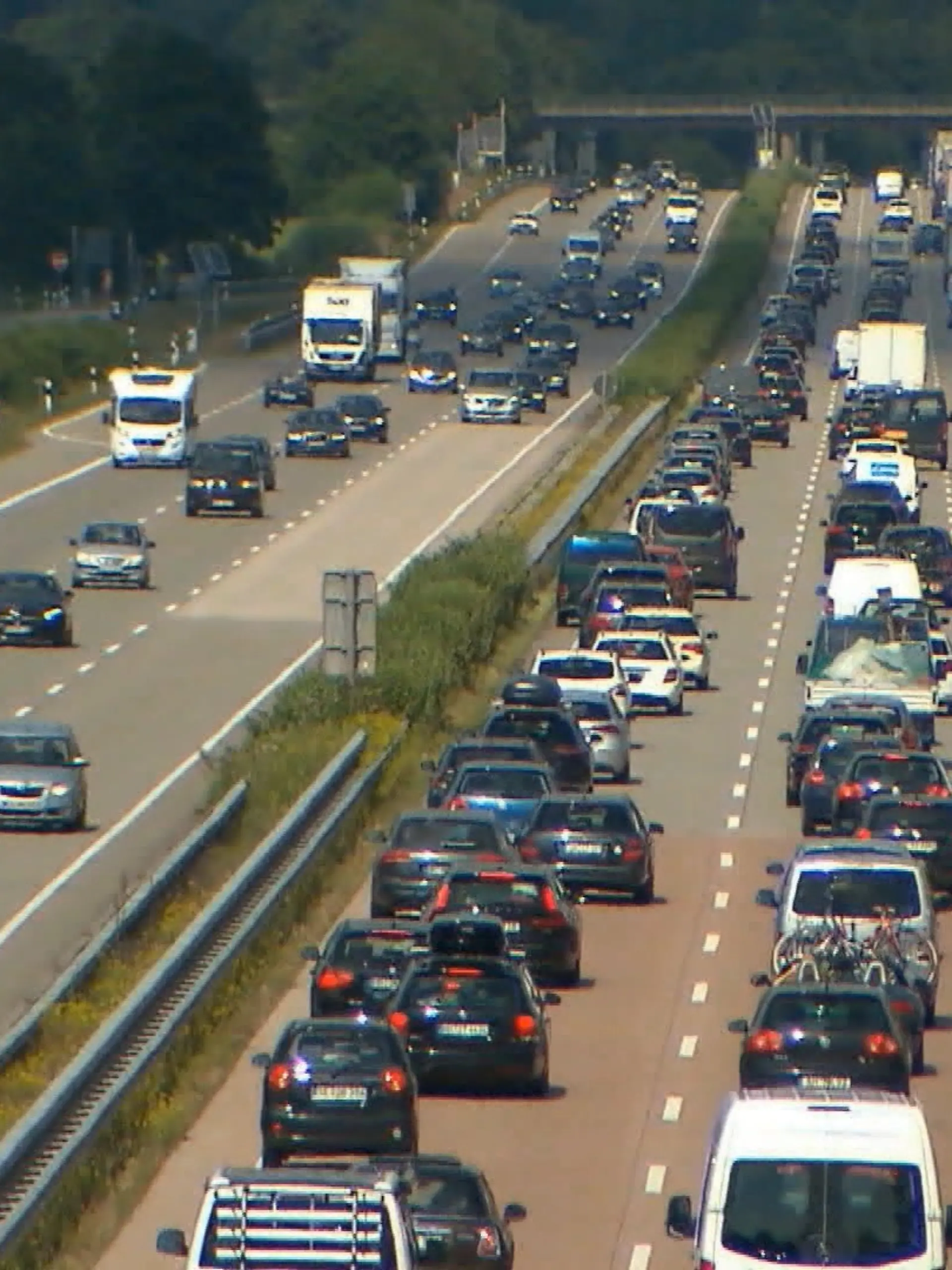 Der ADAC rechnet für das Wochenende (02. - 04. August) mit viel Stau auf den Autobahnen im Norden. (Symbolbild)
