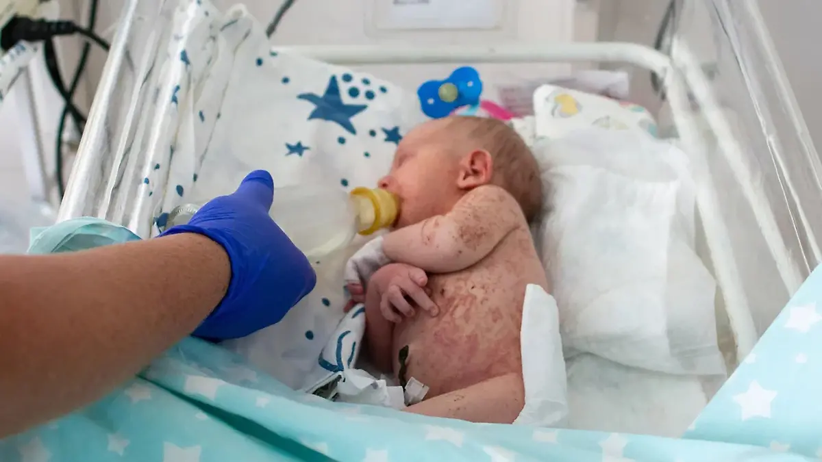 Ein kleines Baby im Krankenhaus.
