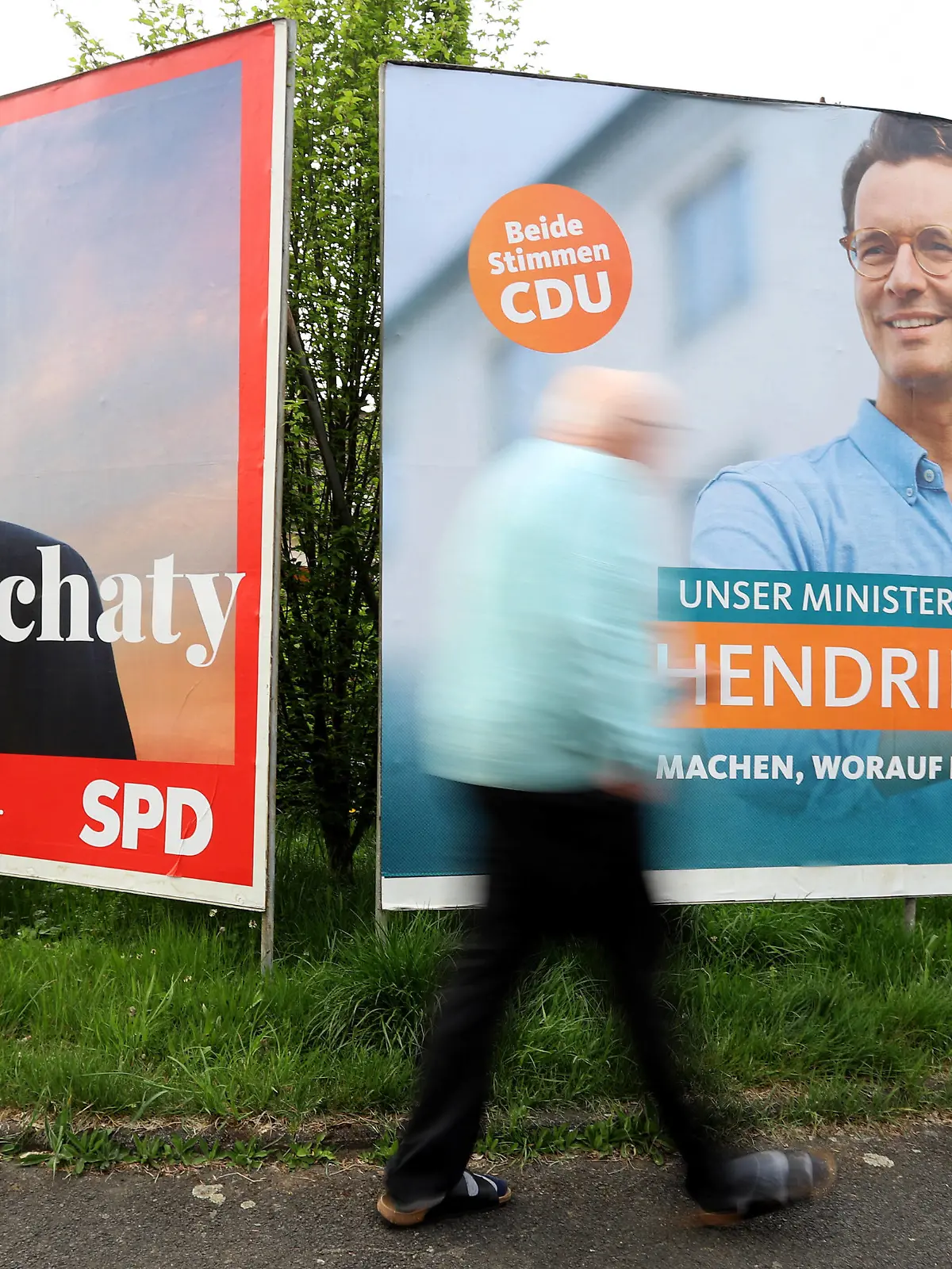 News Bilder des Tages Wahlplakat zur Landtagswahl in Nordrhein-Westfalen 2022 der SPD links mit dem Spitzenkandidat THOMAS KUTSCHATY MINISTERPRAESIDENT MINISTERPRÄSIDENT VON MORGEN. FUER FÜR EUCH GEWINNEN WIR DAS MORGEN und der CDU rechts mit dem Ministerpraesident Ministerpräsident HENDRIK WUEST WÜST UNSER MINISTERPRAESIDENT MINISTERPRÄSIDENT MACHEN, WORAUF ES ANKOMMT. BEIDE STIMMEN CDU Landtagswahlkampf im Siegerland am 04.05.2022 in Freudenberg/Deutschland. *** Election poster for the state election in North Rhine Westphalia 2022 of the SPD left with the top candidate THOMAS KUTSCHATY MINISTERPRAESIDENT MINISTERPRESIDENT OF TOMORROW FOR YOU WE WIN THE TOMORROW and the CDU right with the State Premier HENDRIK WUEST WÜST MAKE OUR MINISTERPR