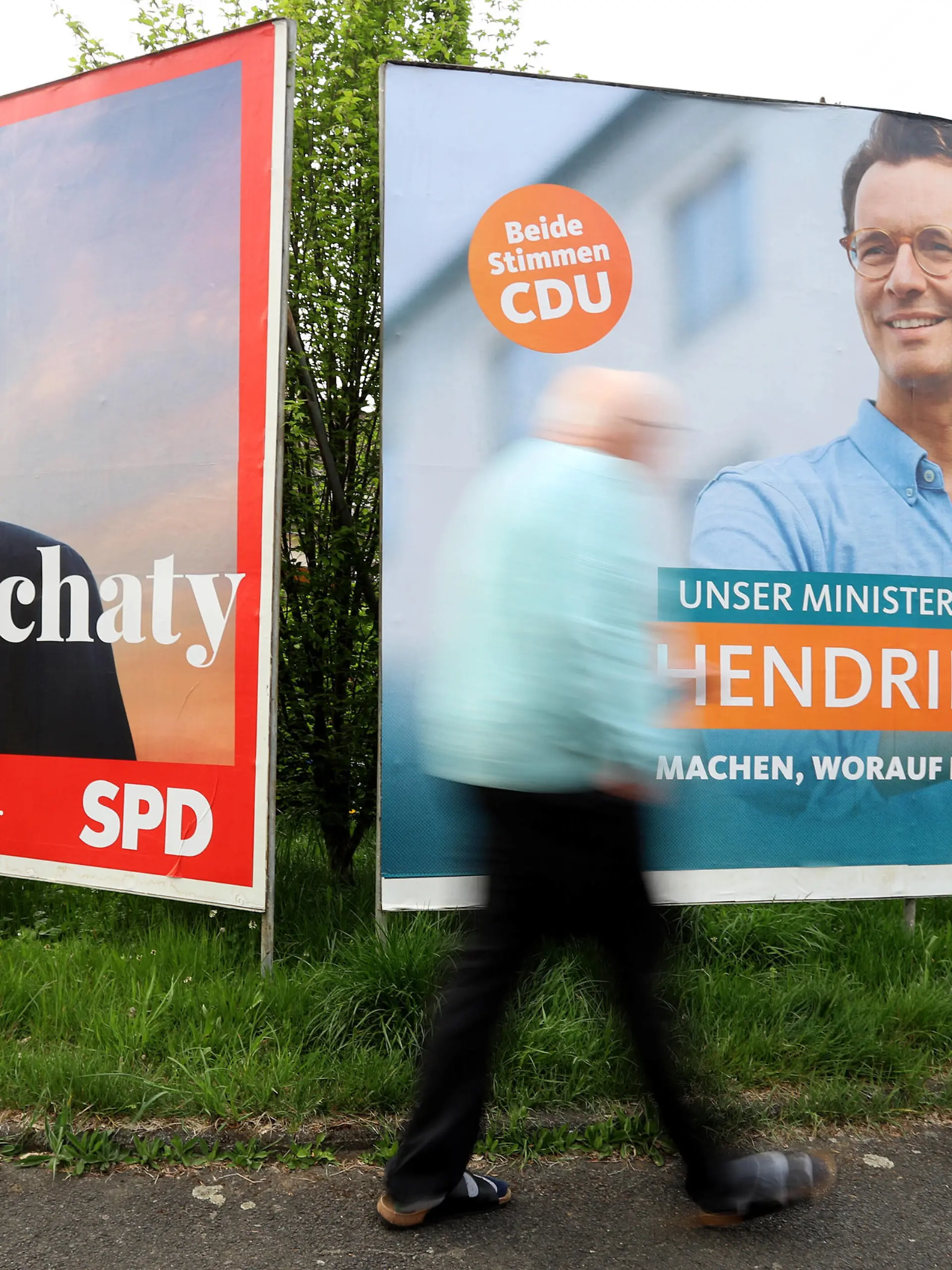 News Bilder des Tages Wahlplakat zur Landtagswahl in Nordrhein-Westfalen 2022 der SPD links mit dem Spitzenkandidat THOMAS KUTSCHATY MINISTERPRAESIDENT MINISTERPRÄSIDENT VON MORGEN. FUER FÜR EUCH GEWINNEN WIR DAS MORGEN und der CDU rechts mit dem Ministerpraesident Ministerpräsident HENDRIK WUEST WÜST UNSER MINISTERPRAESIDENT MINISTERPRÄSIDENT MACHEN, WORAUF ES ANKOMMT. BEIDE STIMMEN CDU Landtagswahlkampf im Siegerland am 04.05.2022 in Freudenberg/Deutschland. *** Election poster for the state election in North Rhine Westphalia 2022 of the SPD left with the top candidate THOMAS KUTSCHATY MINISTERPRAESIDENT MINISTERPRESIDENT OF TOMORROW FOR YOU WE WIN THE TOMORROW and the CDU right with the State Premier HENDRIK WUEST WÜST MAKE OUR MINISTERPR