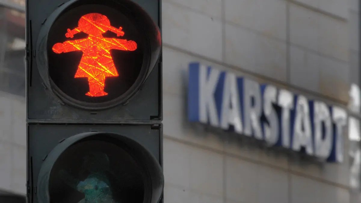Eine Fußgänger-Ampel ist am Montag (08.06.2009) in Dresden vor dem Karstadt-Kaufhaus auf Rot geschaltet. Mitarbeiter des Kaufhauses bildeten am gleichen Tag vor der Öffnung des Hauses eine Menschenkette. 150 Mitarbeiter des Warenhauses in der sächsischen Landeshauptstadt demonstrierten für den Erhalt ihrer Arbeitsplätze.Foto: Matthias Hiekel dpa/lsn +++(c) dpa - Bildfunk+++
