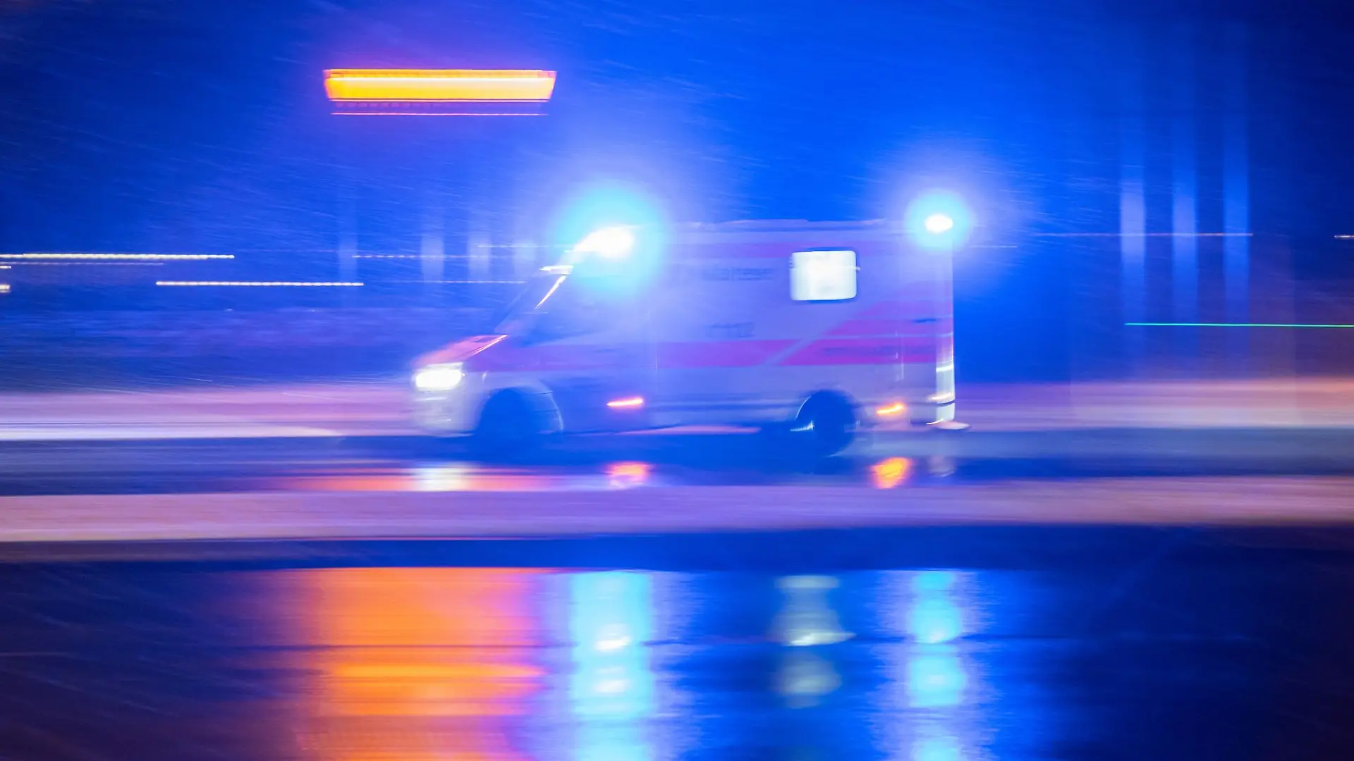 Ein betrunkener Autofahrer hat auf der Autobahn 5 einen Auffahrunfall verursacht (Symbolfoto)