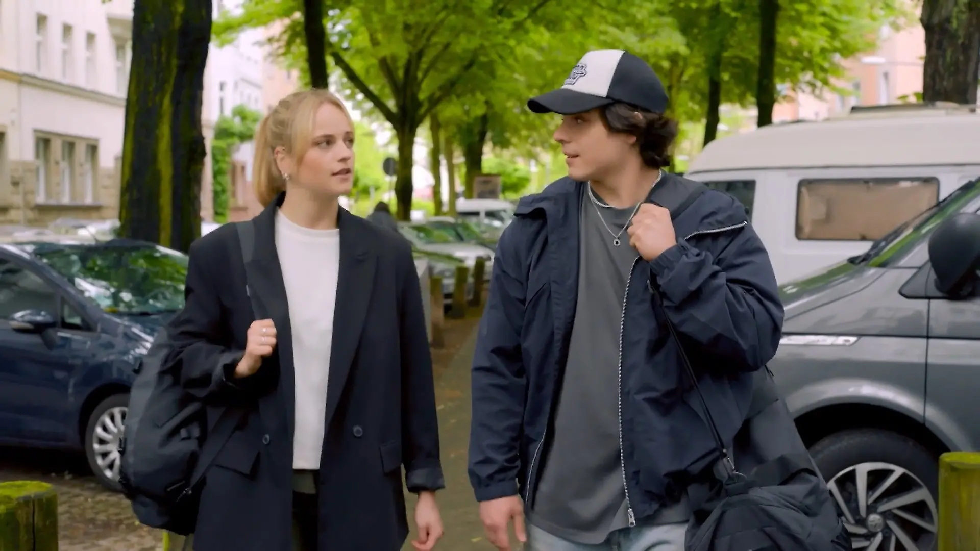 Lenny schlägt Cilly eine gemeinsame Aktivität vor „Unter uns“-Folge vom 14.08.26 bei RTL