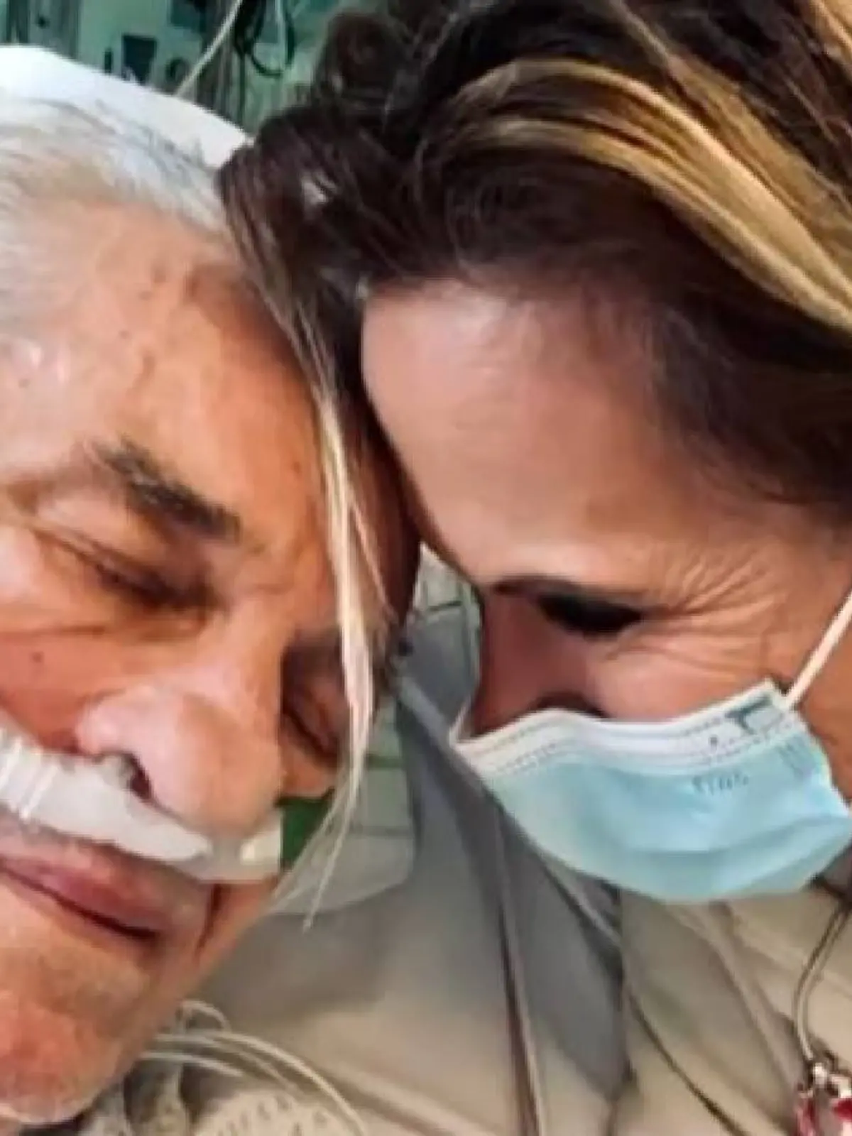 Heinz Hoenig mit seiner Frau Annika im Krankenhaus.